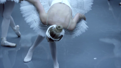 Celebrity ballerina bunslave – Taylor Swift