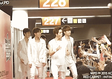 star-hoya: Infinite @ KCON Red Carpet in Japan waving and blowing kisses to you. 
