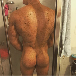 miguel2432:  Fuck his Ass is Beefy…..
