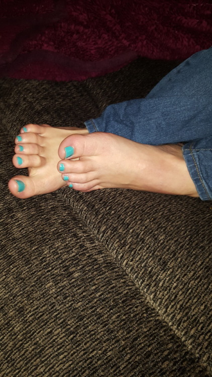 my pretty wife&rsquo;s beautiful candid teal toes