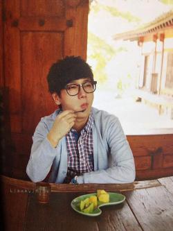 y3sung:  So much food and yet, what is he thinking about? Experience Korea (cr: hibabyjelly) 