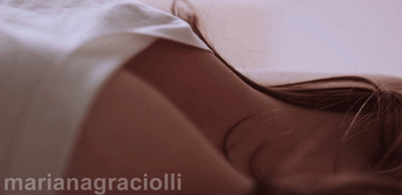 marianagraciolli:  Mari Graciolli acordando lindamente (GIF em HD).