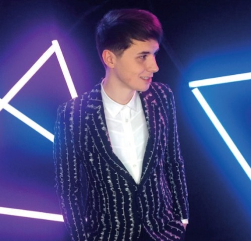 pinkpastelphan:purple & blue + dan’s side profile