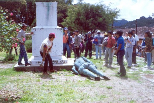 thinkmexican:  The Indigenous Strike Back Members of ANCIE, a predecessor of the EZLN, parade the toppled statue of Spaniard Diego de Mazariegos through the streets of San Cristóbal de las Casas, Chiapas, on October 12, 1992.Source: El Sur Piensa