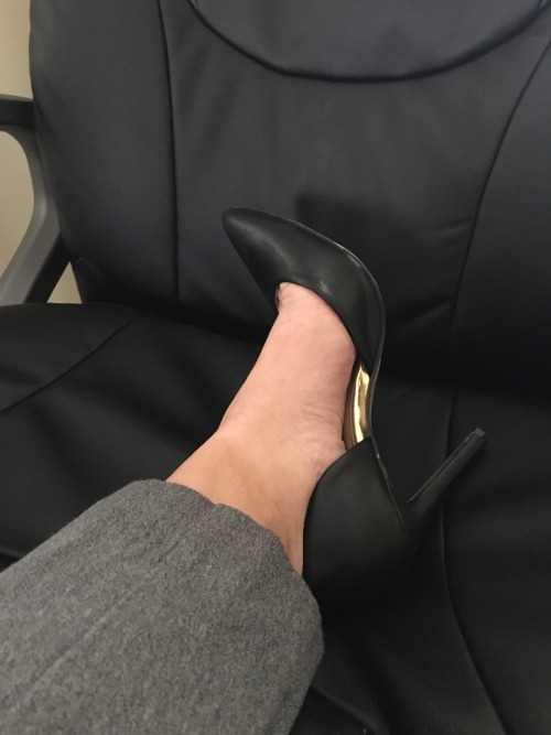 eyeluvfemfeet:  I love the shoelines in this one