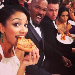 purtybang:  Oscars 2014 pizza moments. 
