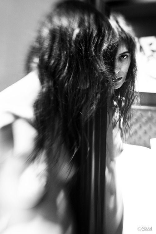 skapal-photography:    L'espace d'un instant, le miroir me renvoya son regard… Paris, mars 2016© Skapal Photography : https://www.facebook.com/Skapal-Photography-418643668345695/ 