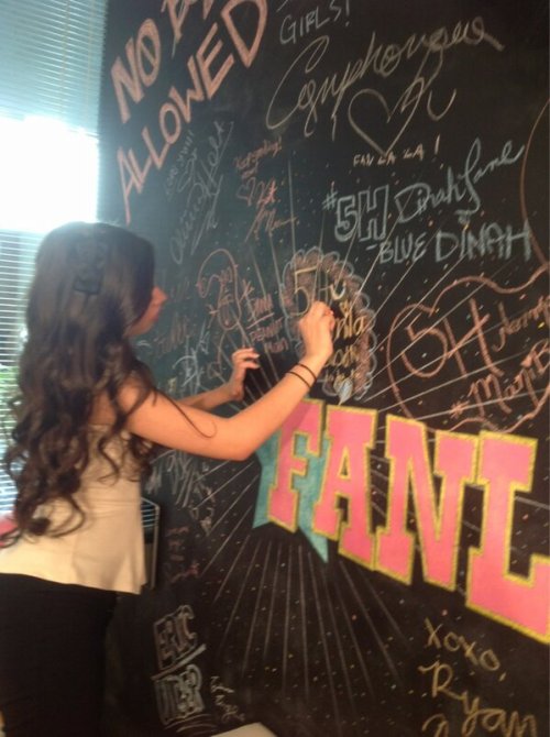 ‏@sinucabello Today @ FanLaLa pic.twitter.com/pIc3URzchF