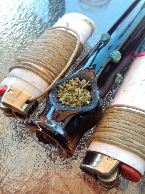 kanibalkrow:  Happy stonersunday, everyone. Smoking with kahristeen on this beautiful day  