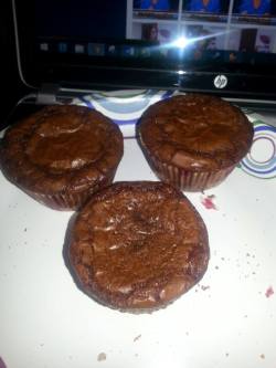 whatdoyoumeanionlygetoneotp:  destielkills:  my mom made these like brownie cupcake things and they look like just normal brownies but then you take the wrapper off and  mother fucking chocolate chip cookie but that’s still not all. take a bite and