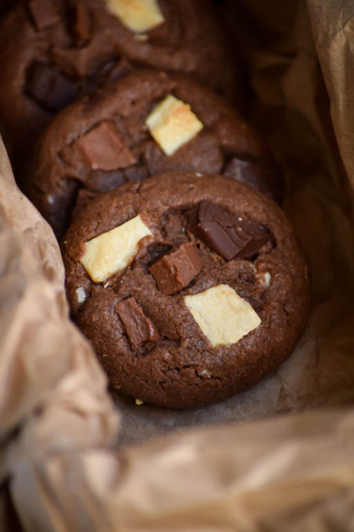 cake-stuff:  Death By 4 Shades of Chocolate CookiessourceMore cake &amp; cookies