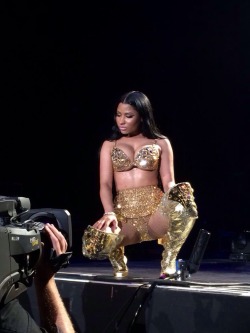 snatchingyofav:  #thepinkprinttour outfit