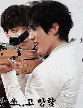 ifntsummer:  Sunggyu: “Oh my mom is calling me…Mom, I’m playing a shooting