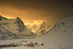 scandinavia-mania:  Golden Hour by steinliland