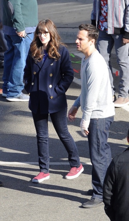 mrnickmiller: newgirlystuff: Zooey Deschanel and Jake Johnson filming the last episode of New Girl o