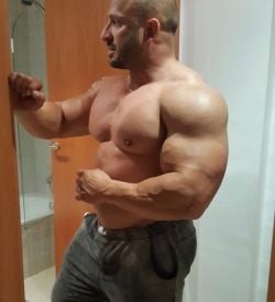 Musclegodselfies:  Alberto Alonso