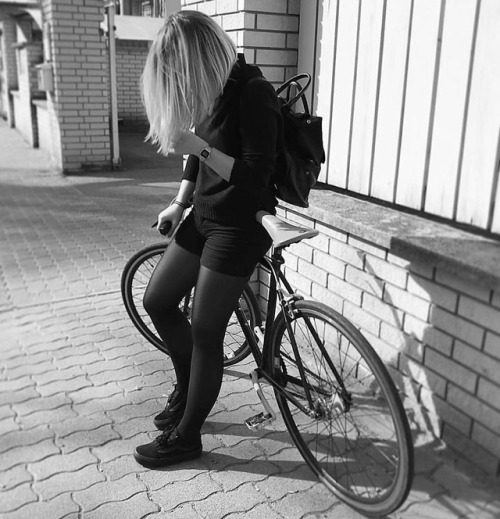 javi-ballestero:@szilvus.in.action #citygirl #girlbike #girlsgonefixie #ridegirl #ridelikegirl #fixe