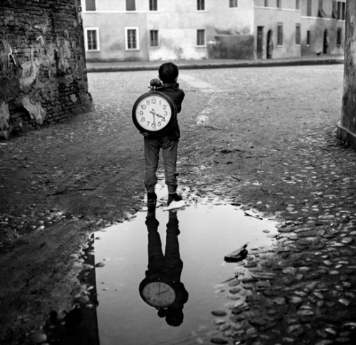 drrestless: last-picture-show:  Piergiorgio Branzi, Comacchio, 1956  Time goes by 