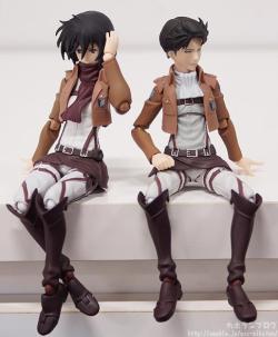  Good Smile Company previews the special items included with the upcoming Levi Cleaning Figma: &ldquo;windswept&rdquo; hairpieces for both Mikasa &amp; Levi!  I love that GSC photographed this themselves (★^O^★) Bonus (lol):