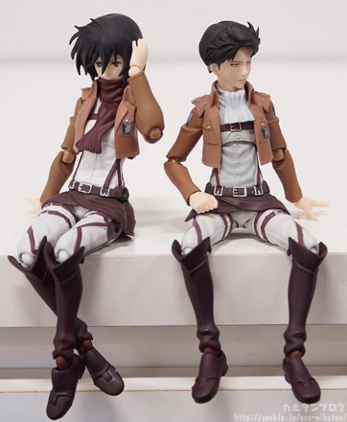  Good Smile Company previews the special items included with the upcoming Levi Cleaning Figma: “windswept” hairpieces for both Mikasa & Levi!  I love that GSC photographed this themselves (★^O^★) Bonus (lol):
