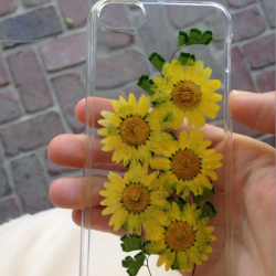 s-un-rise:  buddaflies:  new case for my phone😌🌼  this is so cute omg
