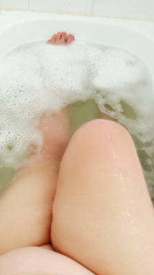 kurvykandy:  Who wants to see more photos of my lovely hot bath this morning? 