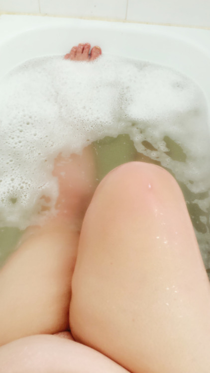 kurvykandy:  Who wants to see more photos of my lovely hot bath this morning? 
