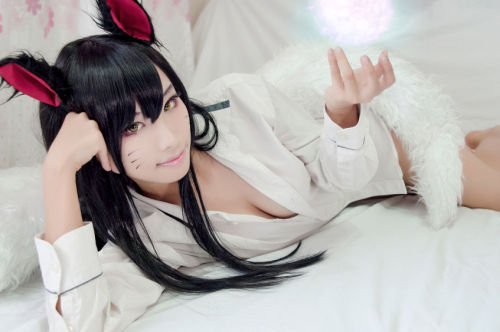 league-of-legends-sexy-girls:  Ahri Cosplay 