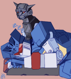 scribbledeck: Lee requested Soundwave sleeping and I added Ravage for maximum comfort.