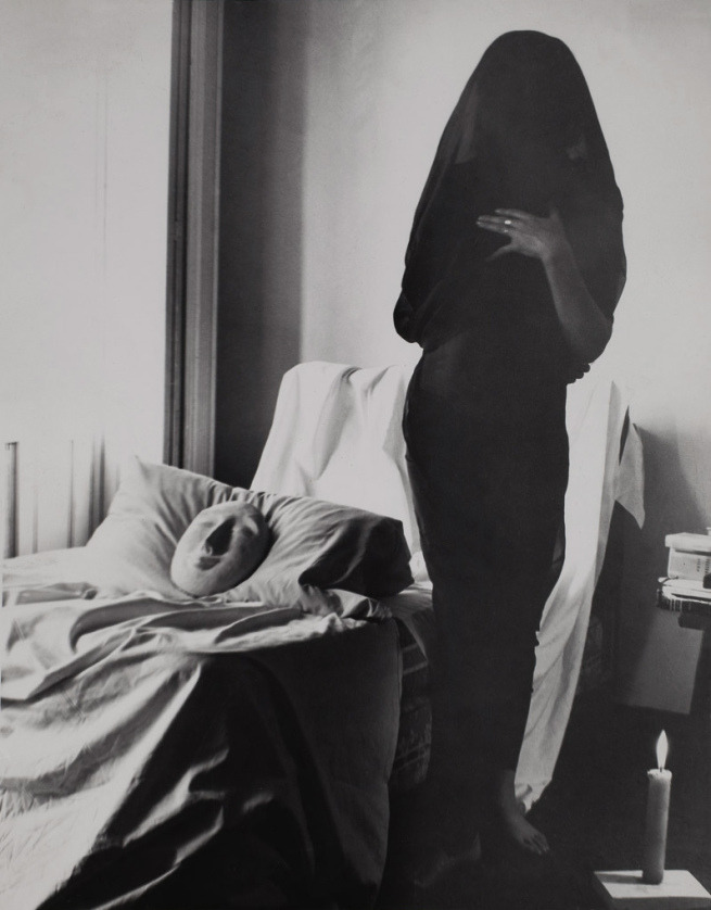 isobelgowdie:    Kati HornaUntitledMexico, 1962From the Oda a la necrofília series