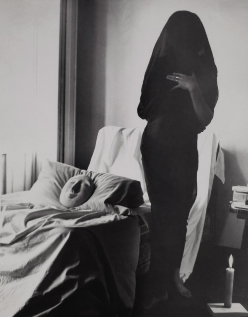 isobelgowdie:    Kati HornaUntitledMexico, 1962From the Oda a la necrofília series [Ode to Necrophilia]Gelatin silver print25.4 x 20.8 cmMuseo Amparo Collection© 2005 Ana María Norah Horna y Fernández   