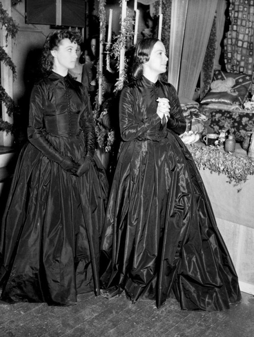summers-in-hollywood:Vivien Leigh and Olivia de Havilland on the set of Gone With the Wind, 1939
