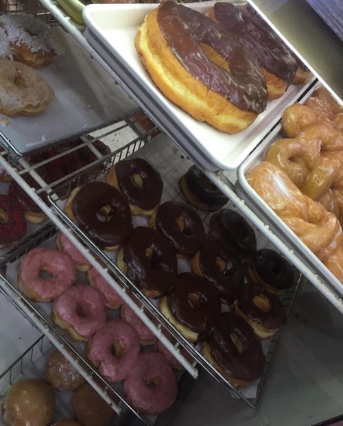 drankinwatahmelin:  mariannadominicana:  graceless-goddess:  afro-arts:  Dat Donut  www.datdonut.com  Chicago, IL  CLICK HERE for more black owned businesses!  Wow. My heart. And stomach  I need to hit up this place immediately   thats a big ass donut.