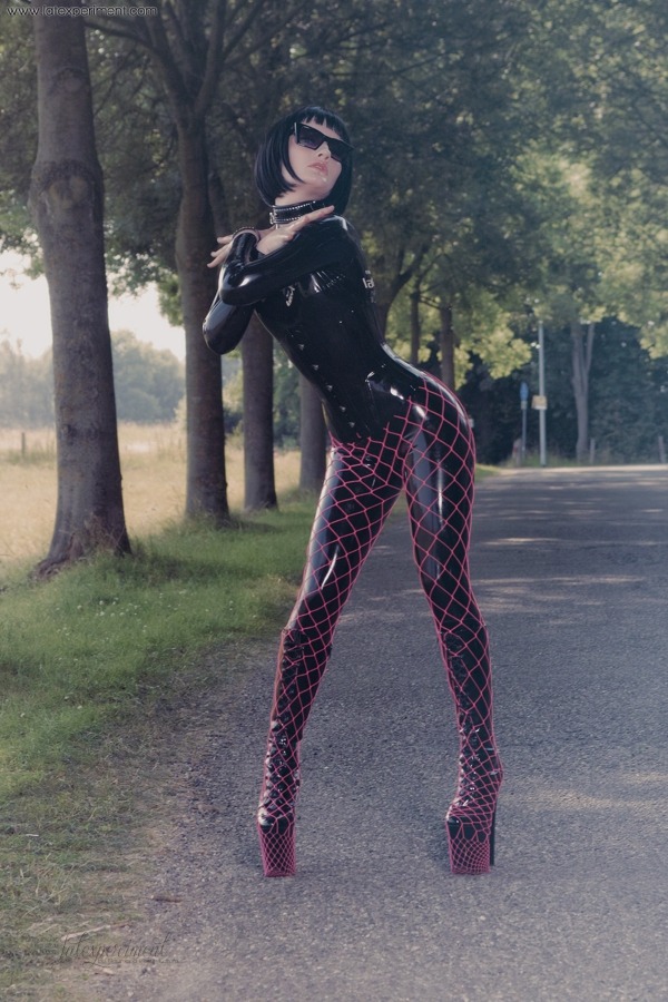 fetishchix:  The latex hotness of Bonny Jumm!… 