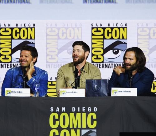 misha-collins:The cast of Supernatural’s final San Diego Comic-Con panel together (2019)