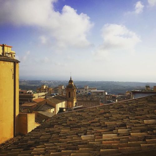 Agrigento dai tetti di una delle case storiche che oggi il @fondoambiente ha fatto aprire al pubblic