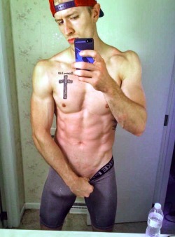 alanpalmsprings:  brainjock: Young n Horny Gym Bro!  This buff 20 yo stud looks awesome with his hard cock pressed against that spandex! If I caught him in the lockerroom like that I’d force him to let me suck it ;-)   🌴 If you like what you see,