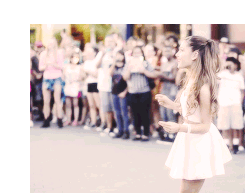 osnapitzaris:  ariana grande gets flash’d 