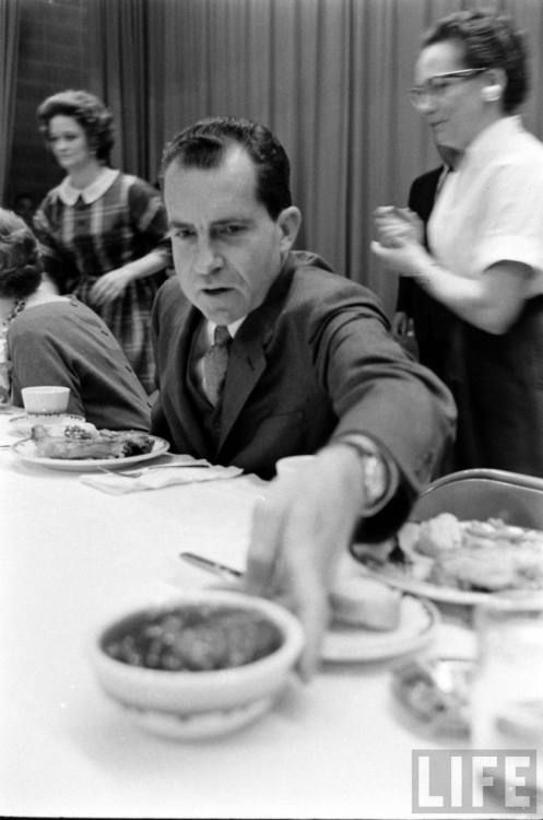 VP Nixon reaches for the cranberry sauce(Paul Schutzer. 1959?)