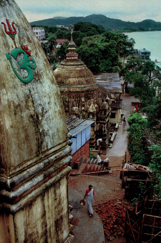 molkolsdal: The sacred syllable “Om” decorates a Guwahati temple on the Brahmaputra