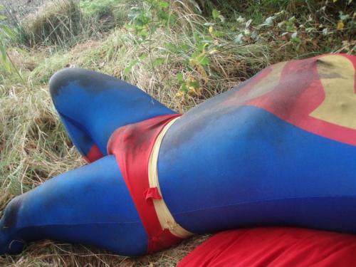 lowblow2myspeedo: Superman dirty and defeated