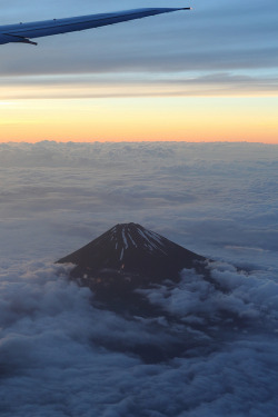 vurtual:  Flying by Mt. Fuji (3,776 meters) (by Teruhide Tomori)