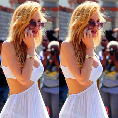 bella looked gorgeous at the beach. her outfits are always on point, she looks like an angel 
