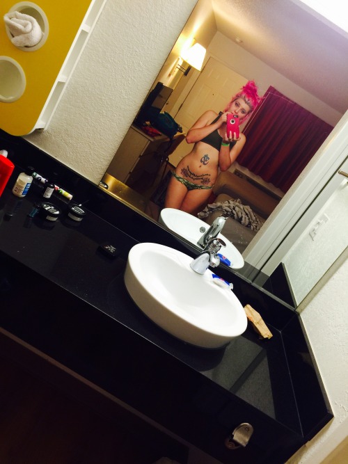KittyKildare snapping some motel selfies adult photos