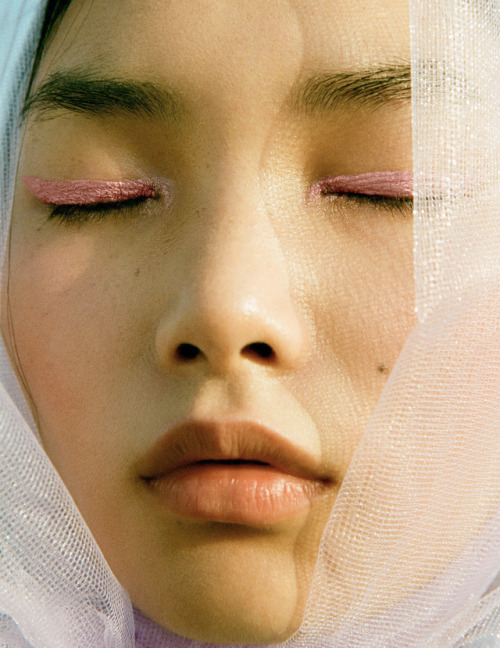 himneska: Pink Dreams. Ling Chen photographed by Ina Lekiewicz for Vogue Portugal, September 2019.