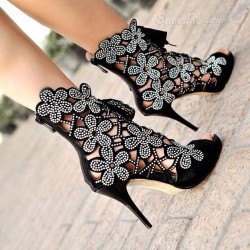 I need these shoes. Seriously, they are amazing! #shoes #highheels