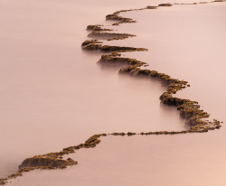 marbleslab:  rocky shore by ozanhatipoglu