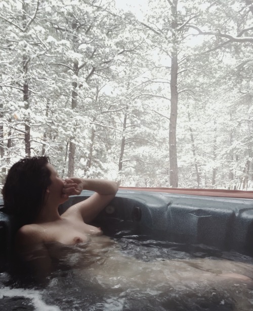 bareskingypsies: Hot water &amp; cold skin.