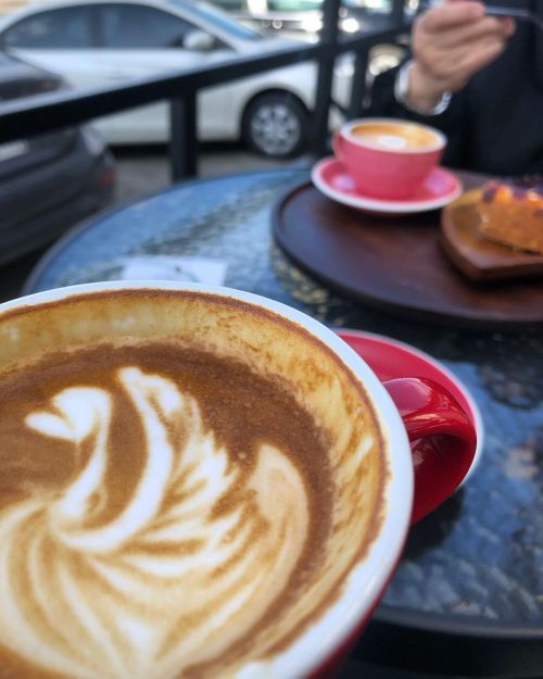 #CoffeeTime with ❤️ @om_hani3@peaberryksa #latteart #redmugs #coffee #dailyblogger #cafe #jeddah #