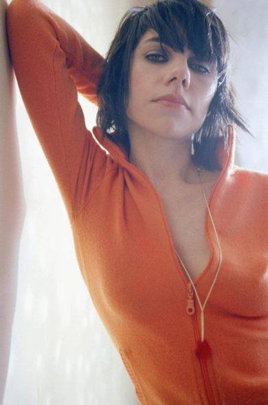 loveaxiomatic:  modrules:  yes please! doll! PJ Harvey  peeej  Lovely :)